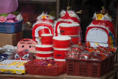 Hanoi / Vietnam - Eylül 12020: Geleneksel pazar, sonbahar festivali için farklı şekillere sahip renkli fenerler, aslan başları, davullar satıyor. Pazar Old Quarter, Hanoi 'de düzenlenir..