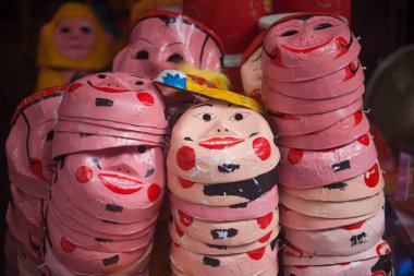 Hanoi / Vietnam - Eylül 12020: Geleneksel pazar, sonbahar festivali için farklı şekillere sahip renkli fenerler, aslan başları, davullar satıyor. Pazar Old Quarter, Hanoi 'de düzenlenir..