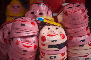 Hanoi / Vietnam - Eylül 12020: Geleneksel pazar, sonbahar festivali için farklı şekillere sahip renkli fenerler, aslan başları, davullar satıyor. Pazar Old Quarter, Hanoi 'de düzenlenir..