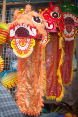 Hanoi / Vietnam - Eylül 12020: Geleneksel pazar, sonbahar festivali için farklı şekillere sahip renkli fenerler, aslan başları, davullar satıyor. Pazar Old Quarter, Hanoi 'de düzenlenir..