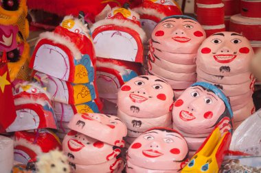 Hanoi / Vietnam - Eylül 12020: Geleneksel pazar, sonbahar festivali için farklı şekillere sahip renkli fenerler, aslan başları, davullar satıyor. Pazar Old Quarter, Hanoi 'de düzenlenir..