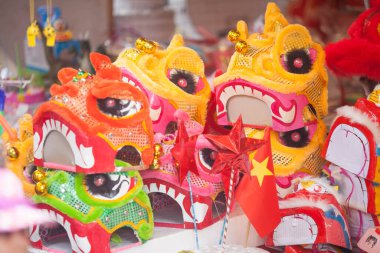 Hanoi / Vietnam - Eylül 12020: Geleneksel pazar, sonbahar festivali için farklı şekillere sahip renkli fenerler, aslan başları, davullar satıyor. Pazar Old Quarter, Hanoi 'de düzenlenir..