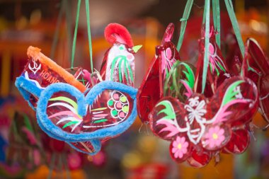Hanoi / Vietnam - Eylül 12020: Geleneksel pazar, sonbahar festivali için farklı şekillere sahip renkli fenerler, aslan başları, davullar satıyor. Pazar Old Quarter, Hanoi 'de düzenlenir..