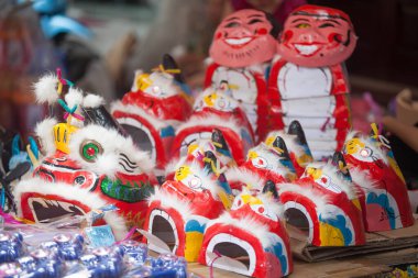 Hanoi / Vietnam - Eylül 12020: Geleneksel pazar, sonbahar festivali için farklı şekillere sahip renkli fenerler, aslan başları, davullar satıyor. Pazar Old Quarter, Hanoi 'de düzenlenir..