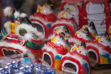 Hanoi / Vietnam - Eylül 12020: Geleneksel pazar, sonbahar festivali için farklı şekillere sahip renkli fenerler, aslan başları, davullar satıyor. Pazar Old Quarter, Hanoi 'de düzenlenir..