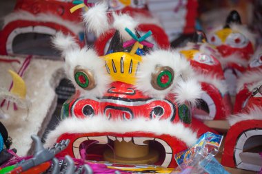 Hanoi / Vietnam - Eylül 12020: Geleneksel pazar, sonbahar festivali için farklı şekillere sahip renkli fenerler, aslan başları, davullar satıyor. Pazar Old Quarter, Hanoi 'de düzenlenir..