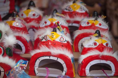 Hanoi / Vietnam - Eylül 12020: Geleneksel pazar, sonbahar festivali için farklı şekillere sahip renkli fenerler, aslan başları, davullar satıyor. Pazar Old Quarter, Hanoi 'de düzenlenir..