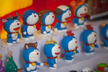 Hanoi / Vietnam - Eylül 12020: Geleneksel pazar, sonbahar festivali için farklı şekillere sahip renkli fenerler, aslan başları, davullar satıyor. Pazar Old Quarter, Hanoi 'de düzenlenir..