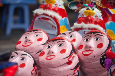 Hanoi / Vietnam - Eylül 12020: Geleneksel pazar, sonbahar festivali için farklı şekillere sahip renkli fenerler, aslan başları, davullar satıyor. Pazar Old Quarter, Hanoi 'de düzenlenir..