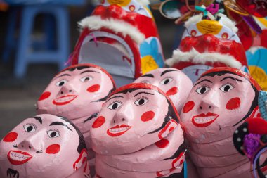 Hanoi / Vietnam - Eylül 12020: Geleneksel pazar, sonbahar festivali için farklı şekillere sahip renkli fenerler, aslan başları, davullar satıyor. Pazar Old Quarter, Hanoi 'de düzenlenir..