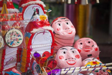 Hanoi / Vietnam - Eylül 12020: Geleneksel pazar, sonbahar festivali için farklı şekillere sahip renkli fenerler, aslan başları, davullar satıyor. Pazar Old Quarter, Hanoi 'de düzenlenir..