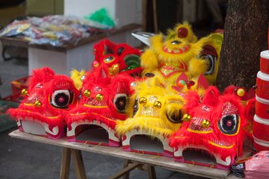 Hanoi / Vietnam - Eylül 12020: Geleneksel pazar, sonbahar festivali için farklı şekillere sahip renkli fenerler, aslan başları, davullar satıyor. Pazar Old Quarter, Hanoi 'de düzenlenir..