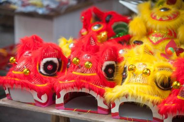 Hanoi / Vietnam - Eylül 12020: Geleneksel pazar, sonbahar festivali için farklı şekillere sahip renkli fenerler, aslan başları, davullar satıyor. Pazar Old Quarter, Hanoi 'de düzenlenir..