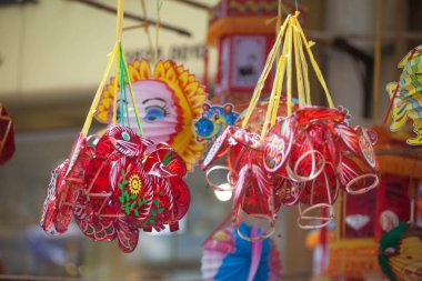 Hanoi / Vietnam - Eylül 12020: Geleneksel pazar, sonbahar festivali için farklı şekillere sahip renkli fenerler, aslan başları, davullar satıyor. Pazar Old Quarter, Hanoi 'de düzenlenir..