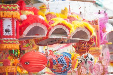 Hanoi / Vietnam - Eylül 12020: Geleneksel pazar, sonbahar festivali için farklı şekillere sahip renkli fenerler, aslan başları, davullar satıyor. Pazar Old Quarter, Hanoi 'de düzenlenir..
