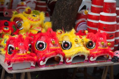 Hanoi / Vietnam - Eylül 12020: Geleneksel pazar, sonbahar festivali için farklı şekillere sahip renkli fenerler, aslan başları, davullar satıyor. Pazar Old Quarter, Hanoi 'de düzenlenir..