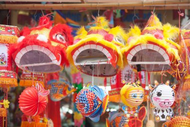 Hanoi / Vietnam - Eylül 12020: Geleneksel pazar, sonbahar festivali için farklı şekillere sahip renkli fenerler, aslan başları, davullar satıyor. Pazar Old Quarter, Hanoi 'de düzenlenir..