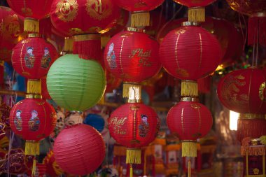 Hanoi / Vietnam - Eylül 12020: Geleneksel pazar, sonbahar festivali için farklı şekillere sahip renkli fenerler, aslan başları, davullar satıyor. Pazar Old Quarter, Hanoi 'de düzenlenir..
