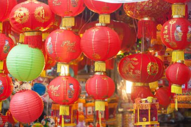 Hanoi / Vietnam - Eylül 12020: Geleneksel pazar, sonbahar festivali için farklı şekillere sahip renkli fenerler, aslan başları, davullar satıyor. Pazar Old Quarter, Hanoi 'de düzenlenir..