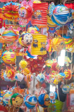 Hanoi / Vietnam - Eylül 12020: Geleneksel pazar, sonbahar festivali için farklı şekillere sahip renkli fenerler, aslan başları, davullar satıyor. Pazar Old Quarter, Hanoi 'de düzenlenir..