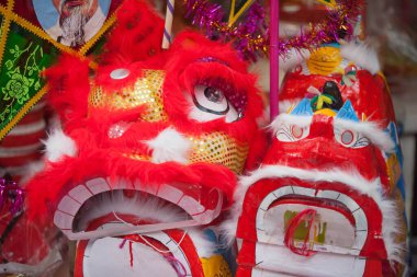 Hanoi / Vietnam - Eylül 12020: Geleneksel pazar, sonbahar festivali için farklı şekillere sahip renkli fenerler, aslan başları, davullar satıyor. Pazar Old Quarter, Hanoi 'de düzenlenir..
