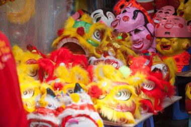 Hanoi / Vietnam - Eylül 12020: Geleneksel pazar, sonbahar festivali için farklı şekillere sahip renkli fenerler, aslan başları, davullar satıyor. Pazar Old Quarter, Hanoi 'de düzenlenir..