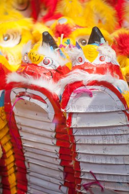 Hanoi / Vietnam - Eylül 12020: Geleneksel pazar, sonbahar festivali için farklı şekillere sahip renkli fenerler, aslan başları, davullar satıyor. Pazar Old Quarter, Hanoi 'de düzenlenir..