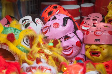 Hanoi / Vietnam - Eylül 12020: Geleneksel pazar, sonbahar festivali için farklı şekillere sahip renkli fenerler, aslan başları, davullar satıyor. Pazar Old Quarter, Hanoi 'de düzenlenir..