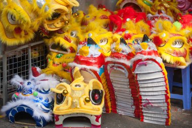 Hanoi / Vietnam - Eylül 12020: Geleneksel pazar, sonbahar festivali için farklı şekillere sahip renkli fenerler, aslan başları, davullar satıyor. Pazar Old Quarter, Hanoi 'de düzenlenir..