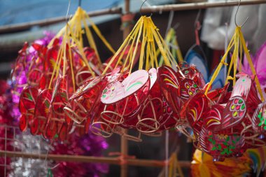 Hanoi / Vietnam - Eylül 12020: Geleneksel pazar, sonbahar festivali için farklı şekillere sahip renkli fenerler, aslan başları, davullar satıyor. Pazar Old Quarter, Hanoi 'de düzenlenir..