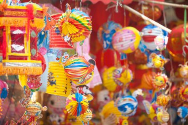 Hanoi / Vietnam - Eylül 12020: Geleneksel pazar, sonbahar festivali için farklı şekillere sahip renkli fenerler, aslan başları, davullar satıyor. Pazar Old Quarter, Hanoi 'de düzenlenir..