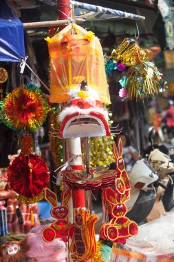 Hanoi / Vietnam - Eylül 12020: Geleneksel pazar, sonbahar festivali için farklı şekillere sahip renkli fenerler, aslan başları, davullar satıyor. Pazar Old Quarter, Hanoi 'de düzenlenir..
