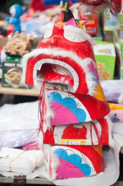 Hanoi / Vietnam - Eylül 12020: Geleneksel pazar, sonbahar festivali için farklı şekillere sahip renkli fenerler, aslan başları, davullar satıyor. Pazar Old Quarter, Hanoi 'de düzenlenir..