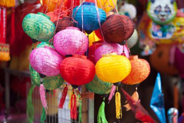 Hanoi / Vietnam - Eylül 12020: Geleneksel pazar, sonbahar festivali için farklı şekillere sahip renkli fenerler, aslan başları, davullar satıyor. Pazar Old Quarter, Hanoi 'de düzenlenir..