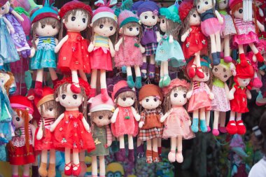 Hanoi / Vietnam - Eylül 12020: Geleneksel pazar, sonbahar festivali için farklı şekillere sahip renkli fenerler, aslan başları, davullar satıyor. Pazar Old Quarter, Hanoi 'de düzenlenir..