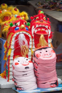 Hanoi / Vietnam - Eylül 12020: Geleneksel pazar, sonbahar festivali için farklı şekillere sahip renkli fenerler, aslan başları, davullar satıyor. Pazar Old Quarter, Hanoi 'de düzenlenir..