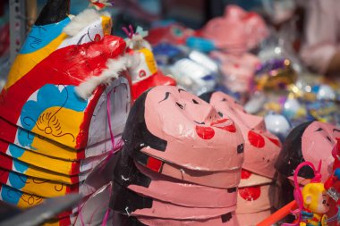 Hanoi / Vietnam - Eylül 12020: Geleneksel pazar, sonbahar festivali için farklı şekillere sahip renkli fenerler, aslan başları, davullar satıyor. Pazar Old Quarter, Hanoi 'de düzenlenir..