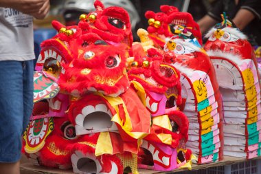 Hanoi / Vietnam - Eylül 12020: Geleneksel pazar, sonbahar festivali için farklı şekillere sahip renkli fenerler, aslan başları, davullar satıyor. Pazar Old Quarter, Hanoi 'de düzenlenir..