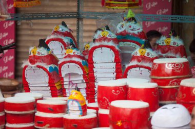 Hanoi / Vietnam - Eylül 12020: Geleneksel pazar, sonbahar festivali için farklı şekillere sahip renkli fenerler, aslan başları, davullar satıyor. Pazar Old Quarter, Hanoi 'de düzenlenir..
