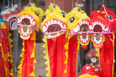 Hanoi / Vietnam - Eylül 12020: Geleneksel pazar, sonbahar festivali için farklı şekillere sahip renkli fenerler, aslan başları, davullar satıyor. Pazar Old Quarter, Hanoi 'de düzenlenir..