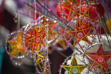 Hanoi / Vietnam - Eylül 12020: Geleneksel pazar, sonbahar festivali için farklı şekillere sahip renkli fenerler, aslan başları, davullar satıyor. Pazar Old Quarter, Hanoi 'de düzenlenir..