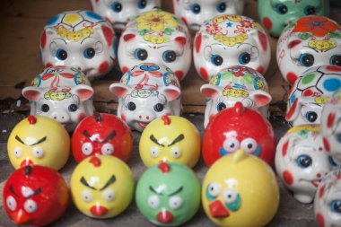 Hanoi / Vietnam - Eylül 12020: Geleneksel pazar, sonbahar festivali için farklı şekillere sahip renkli fenerler, aslan başları, davullar satıyor. Pazar Old Quarter, Hanoi 'de düzenlenir..