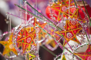 Hanoi / Vietnam - Eylül 12020: Geleneksel pazar, sonbahar festivali için farklı şekillere sahip renkli fenerler, aslan başları, davullar satıyor. Pazar Old Quarter, Hanoi 'de düzenlenir..