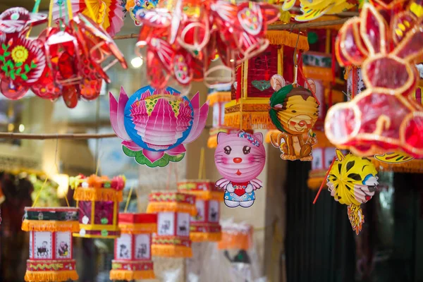 Hanoi / Vietnam - Eylül 12020: Geleneksel pazar, sonbahar festivali için farklı şekillere sahip renkli fenerler, aslan başları, davullar satıyor. Pazar Old Quarter, Hanoi 'de düzenlenir..