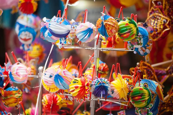Hanoi / Vietnam - Eylül 12020: Geleneksel pazar, sonbahar festivali için farklı şekillere sahip renkli fenerler, aslan başları, davullar satıyor. Pazar Old Quarter, Hanoi 'de düzenlenir..