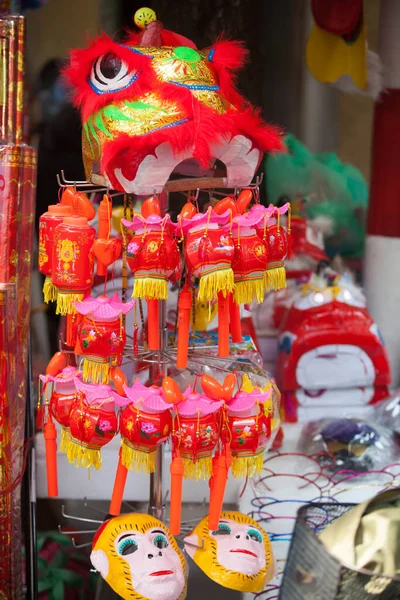 Hanoi / Vietnam - Eylül 12020: Geleneksel pazar, sonbahar festivali için farklı şekillere sahip renkli fenerler, aslan başları, davullar satıyor. Pazar Old Quarter, Hanoi 'de düzenlenir..