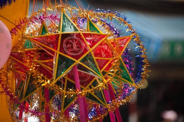 Hanoi / Vietnam - Eylül 12020: Geleneksel pazar, sonbahar festivali için farklı şekillere sahip renkli fenerler, aslan başları, davullar satıyor. Pazar Old Quarter, Hanoi 'de düzenlenir..