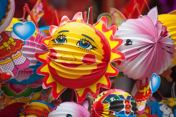 Hanoi / Vietnam - Eylül 12020: Geleneksel pazar, sonbahar festivali için farklı şekillere sahip renkli fenerler, aslan başları, davullar satıyor. Pazar Old Quarter, Hanoi 'de düzenlenir..