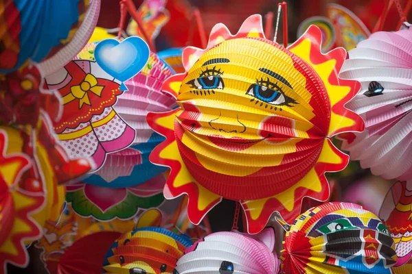 Hanoi / Vietnam - Eylül 12020: Geleneksel pazar, sonbahar festivali için farklı şekillere sahip renkli fenerler, aslan başları, davullar satıyor. Pazar Old Quarter, Hanoi 'de düzenlenir..