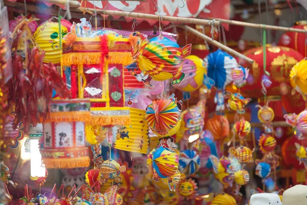 Hanoi / Vietnam - Eylül 12020: Geleneksel pazar, sonbahar festivali için farklı şekillere sahip renkli fenerler, aslan başları, davullar satıyor. Pazar Old Quarter, Hanoi 'de düzenlenir..
